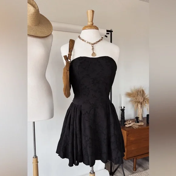 BLACK STRAPLESS EMBRIODERED SWEETHEART DRESS - Picture 4 of 10